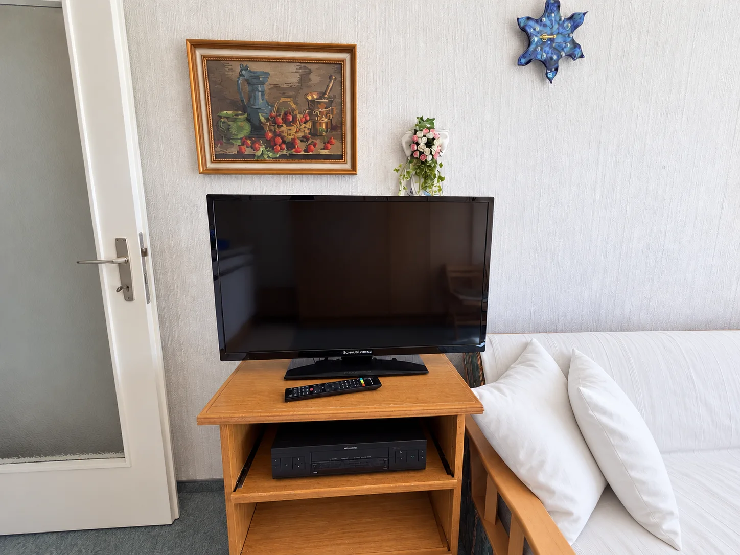 Sonnenalm Apartment &ndash; Fernseher im Wohnbereich