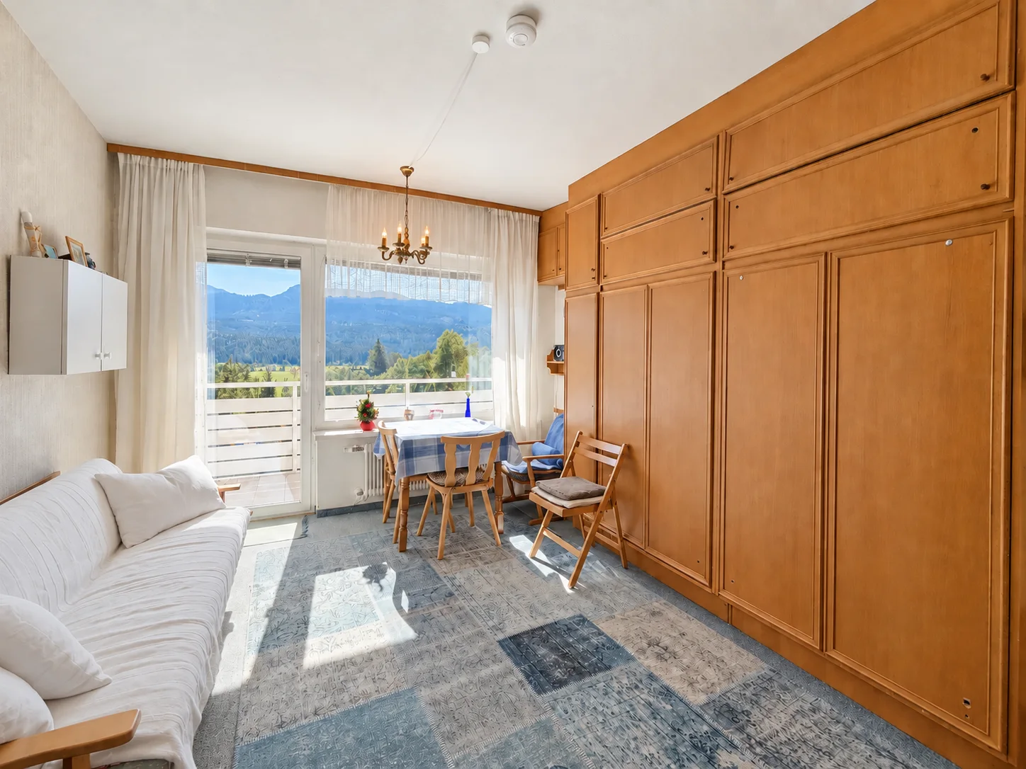 Sonnenalm Apartment &ndash; Wohnraum mit Schrankbetten