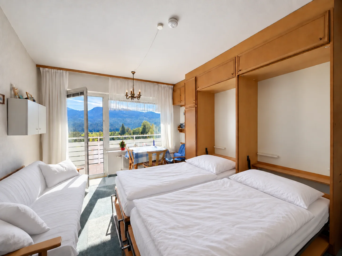Sonnenalm Apartment &ndash; Zwei ausgeklappte Einzelbetten